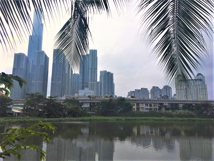 ビンタイン区の池のほとりにある景色がきれいなカフェ