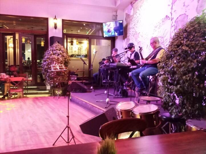 サイゴン川沿いの夜景が綺麗なルーフトップバー~M bar(エムバー)~