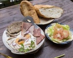 キュー・インドシン ハム付きパン(朝食)